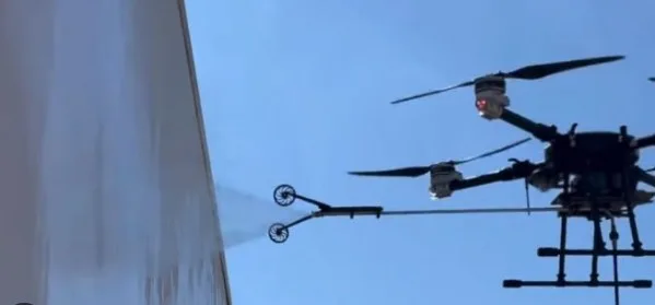 Lavagem de fachada com drone