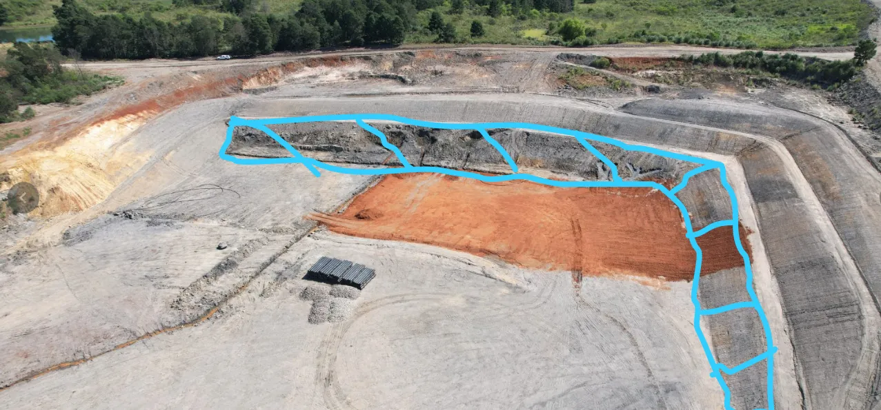 Talude com sistema de drenagem em aterro