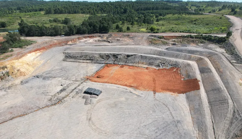 Vista aérea com drone da célula do aterro sanitário