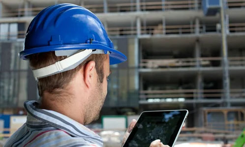 Engenheiro olhando o tablet